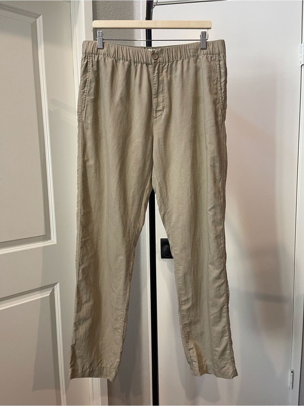 H&M Women's Elastic-Waist Chinos in Light Khaki